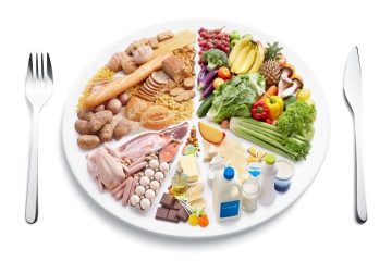 Komposisi enam pilihan makanan sehat: seporsi bayam kukus di mangkuk kayu, yogurt tawar dengan blueberry di atasnya, avocado belah, irisan salmon segar, kacang chickpea, dan campuran kacang-kacangan, di atas latar abu-abu terang dengan teks judul di samping.