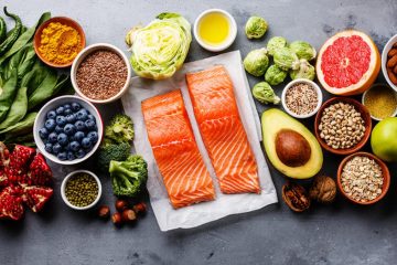Ilustrasi makanan bergizi seperti salmon, brokoli, alpukat, susu, telur, dan buah segar di atas latar netral